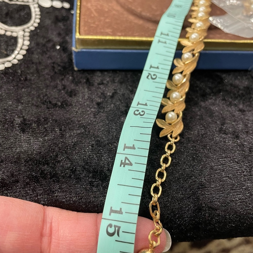 Vintage Avon Gold Leaves and Faux Pearl Jewelry Set - Picture 3 of 8
